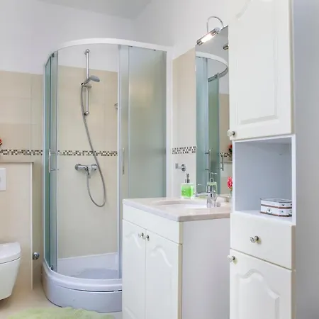 Holiday home Gardenia House